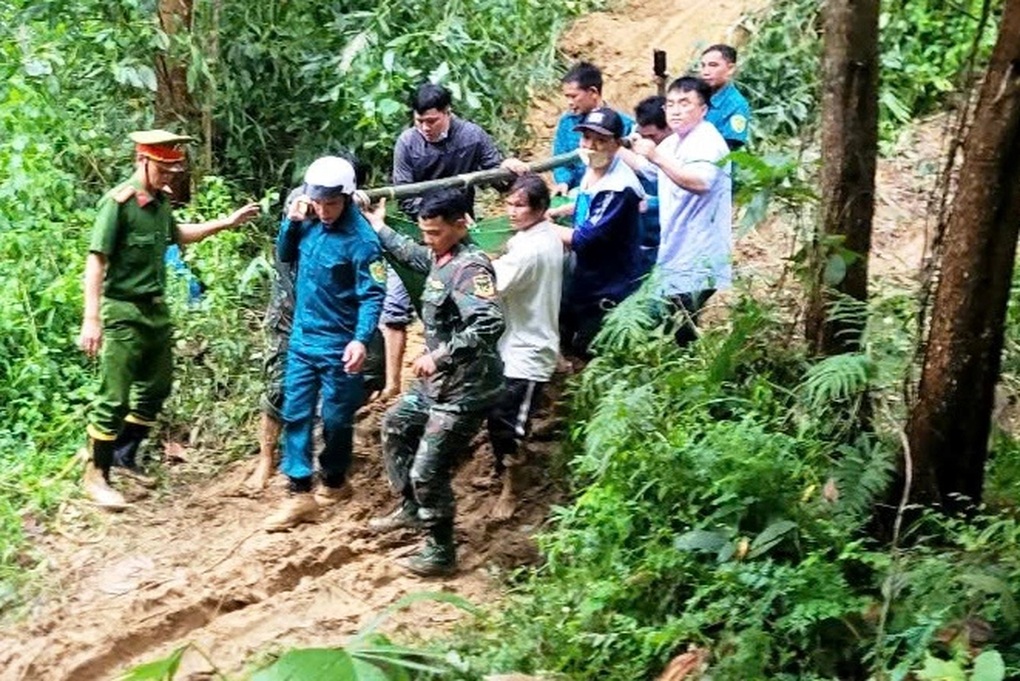 Carrying a hammock through the forest to take a pregnant woman in a landslide area to the emergency room - 1 Khiêng võng băng rừng đưa sản phụ ở vùng sạt lở đi cấp cứu - 1