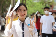 Phụ huynh vượt hàng trăm km từ bản làng xuống phố động viên sĩ tử