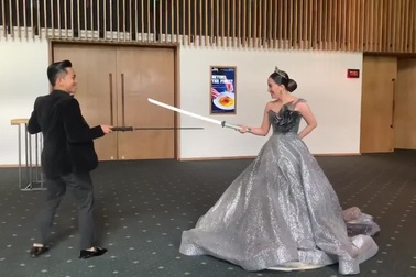 Khánh Thi - Phan Hiển đấu kiếm đáng yêu và hài hước