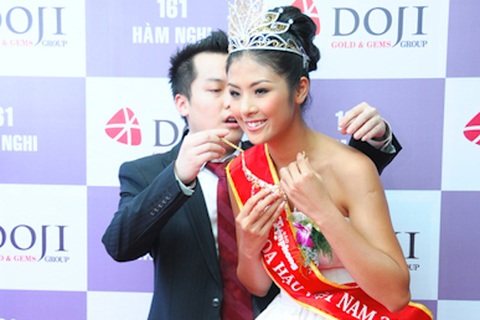 Tân Hoa hậu Ngọc Hân nhận món quà 200 triệu 