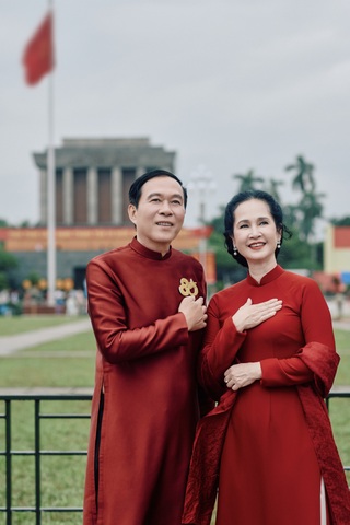 NSND Lan Hương xúc động tái hiện ảnh cưới: "Anh Kỷ tự tay bó hoa cho tôi" - 10