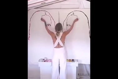 Nữ họa sĩ vẽ cùng lúc 2 bức tranh nàng Mona Lisa bằng 2 tay