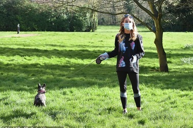 Georgia Harrison đeo găng tay, khẩu trang dắt cún đi dạo