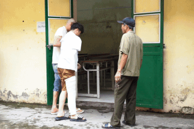 Thí sinh gãy chân tay trước kỳ thi lớp 10 bật khóc vì được giúp viết bài hộ