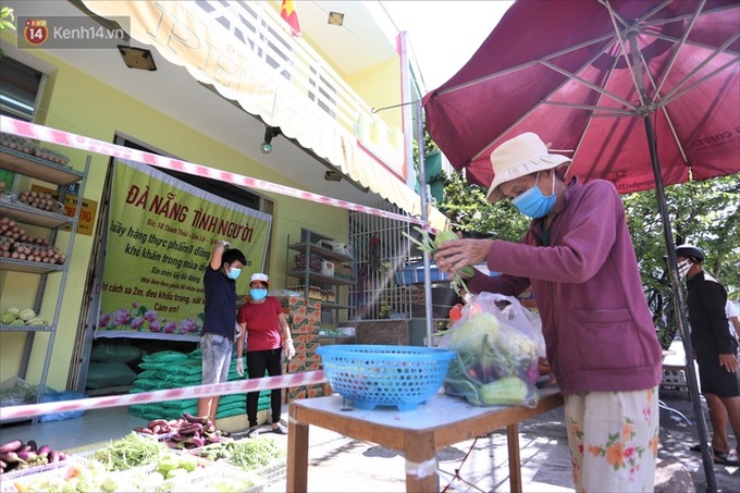 Siêu thị 0 đồng ấm tình người giữa tâm dịch Đà Nẵng: Khách hàng trả phí bằng nụ cười - Ảnh 1. Siêu thị 0 đồng ấm tình người giữa tâm dịch Đà Nẵng: Khách hàng trả phí bằng nụ cười - Ảnh 1.