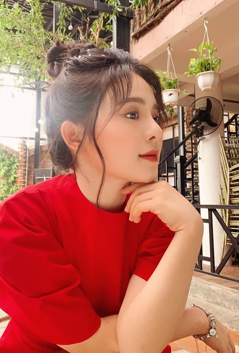 Nữ MC “đậm nét ngây thơ” gây sốt với ảnh đồng phục học sinh - 11 Nữ MC “đậm nét ngây thơ” gây sốt với ảnh đồng phục học sinh - 11