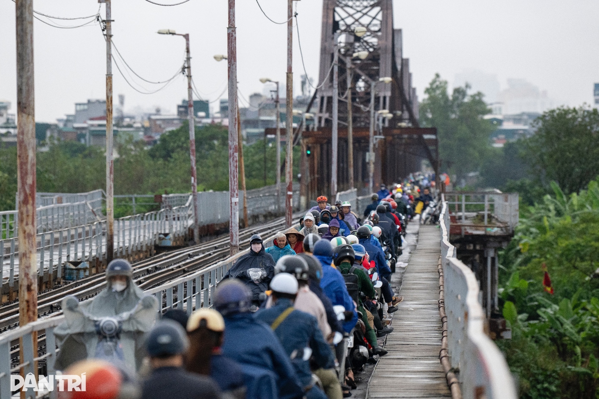 Tránh đường cấm, hàng trăm phương tiện đi ngược chiều ùn tắc cầu Long Biên - 8