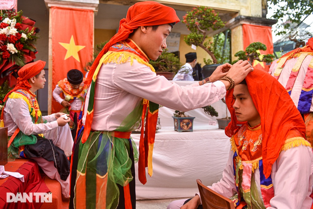 Những chàng trai Hà Nội mỗi năm giả gái một lần, múa điệu lẳng lơ - 5 Những chàng trai Hà Nội mỗi năm giả gái một lần, múa điệu lẳng lơ - 5
