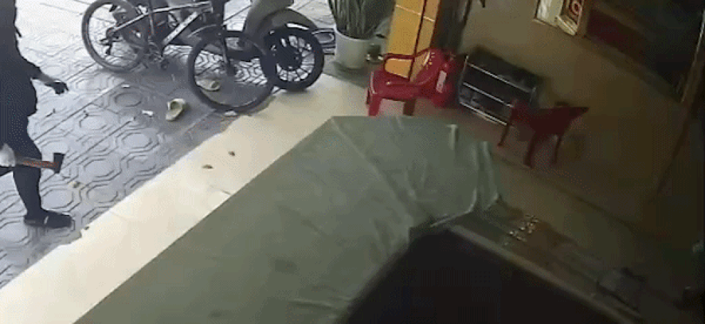 Truy bắt nhóm dùng búa cướp tiệm vàng ở TPHCM - 1