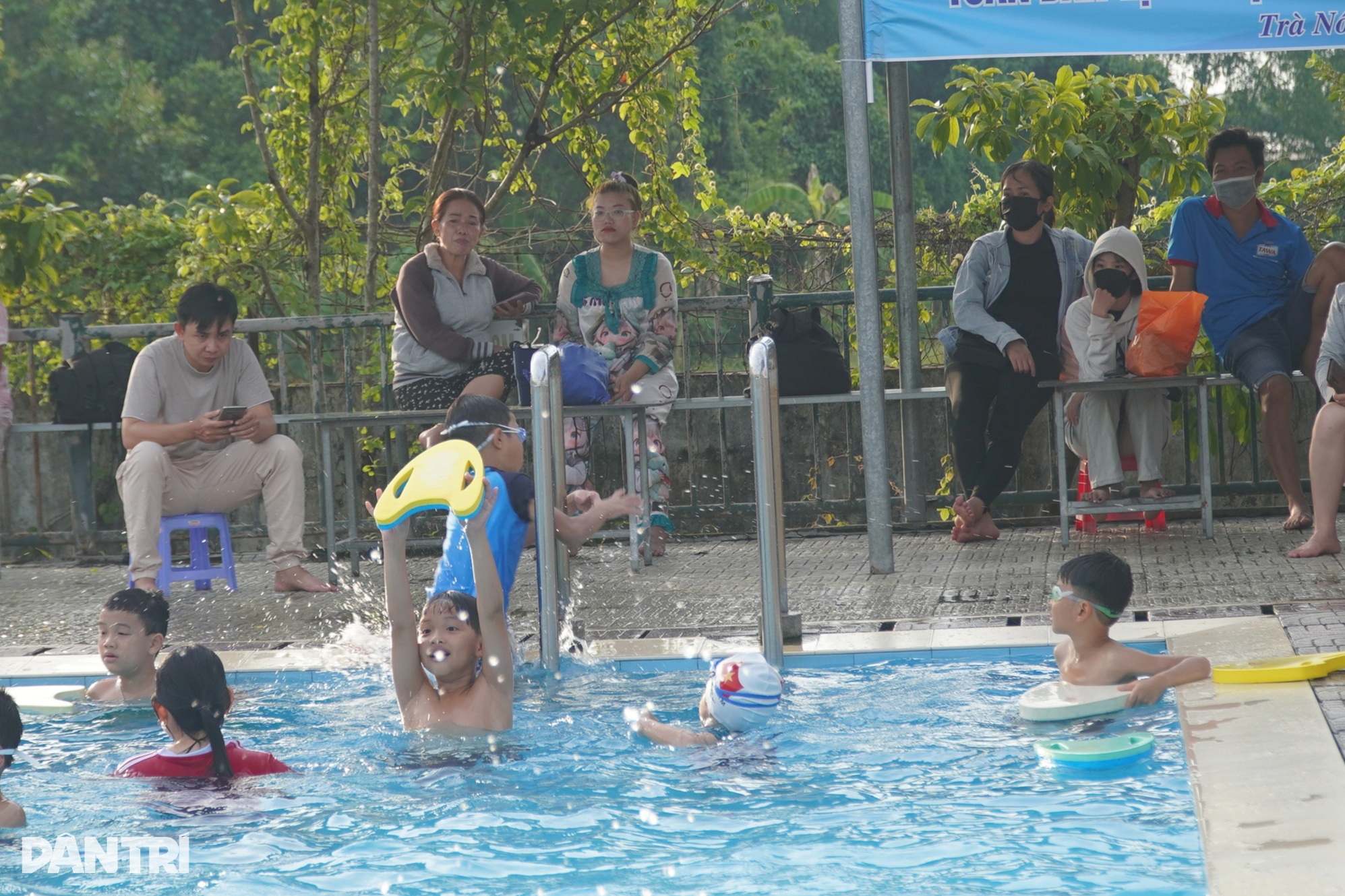 Guru mengajar renang secara percuma selama 8 tahun kepada ratusan pelajar miskin - 3 Cô giáo 8 năm dạy bơi miễn phí cho hàng trăm học trò nghèo - 3