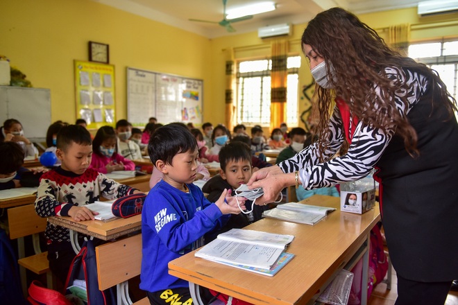 Xem lại hình ảnh khẩu trang theo học sinh vào lớp trước khi có thông báo nghỉ tránh dịch - 3 Xem lại hình ảnh khẩu trang theo học sinh vào lớp trước khi có thông báo nghỉ tránh dịch - 3