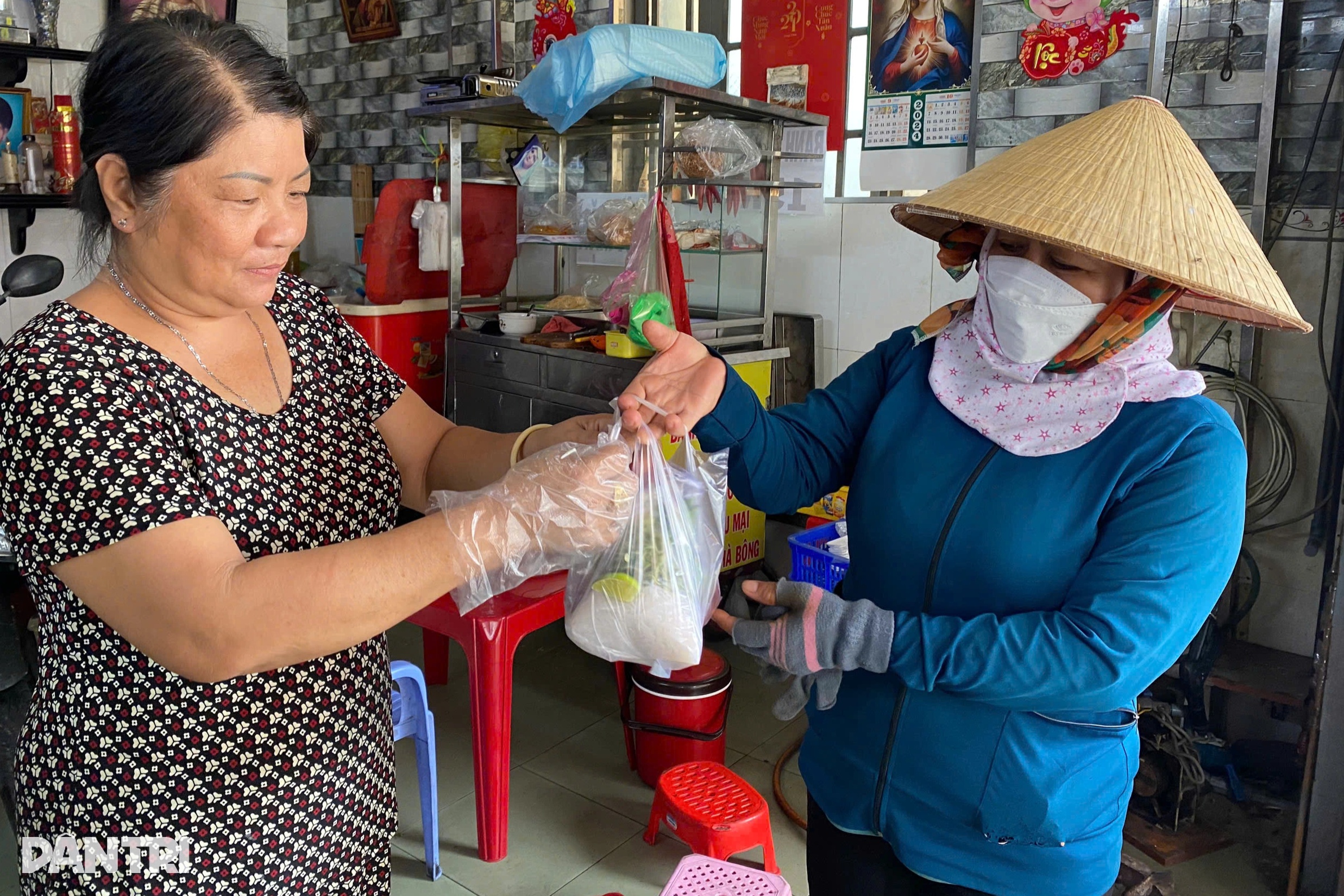 Hanging noodles in Ho Chi Minh City, hanging the love of generous people - 1 Bún treo tại TPHCM, treo tình thương của người hào sảng - 1