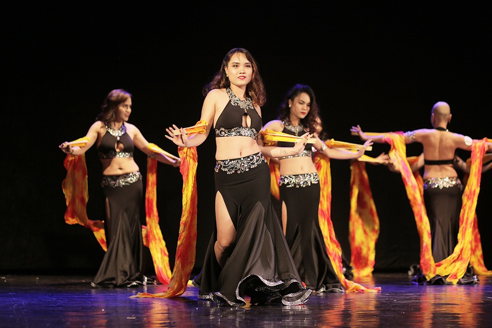 Mãn nhãn “bữa tiệc” bellydance nóng bỏng khiến khán giả không thể ngồi yên - 11