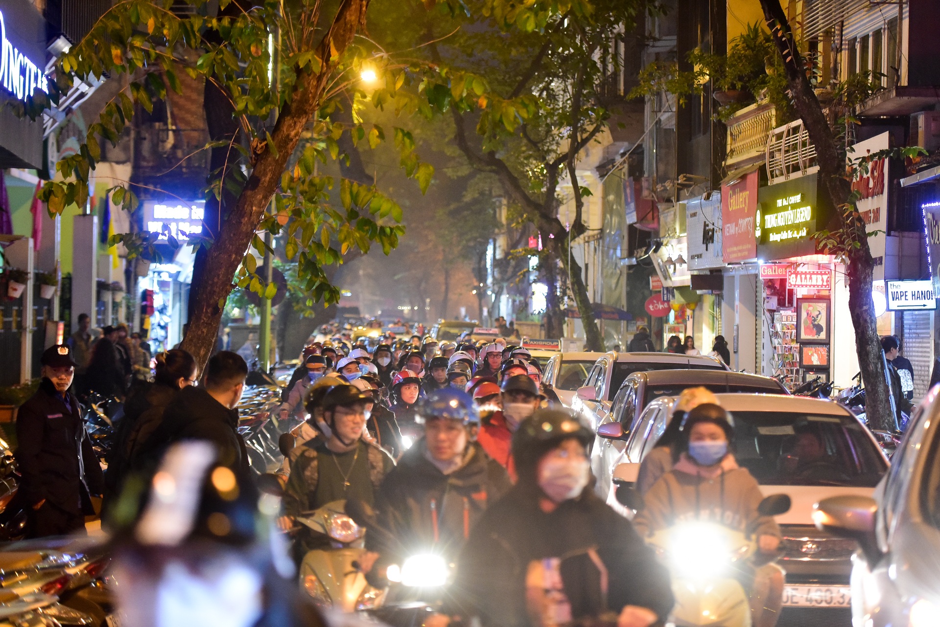 24h trước lễ Giáng sinh: Chôn chân giữa biển người tại Nhà thờ Lớn, phố Hàng Mã - 4 24h trước lễ Giáng sinh: Chôn chân giữa biển người tại Nhà thờ Lớn, phố Hàng Mã - 4