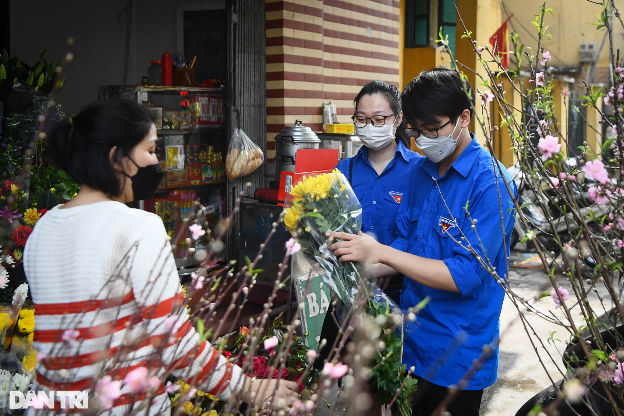 Tặng đào Tết tận nhà, thả cá chép thay cho các F0 đang cách ly ở Hà Nội - 6 Tặng đào Tết tận nhà, thả cá chép thay cho các F0 đang cách ly ở Hà Nội - 6