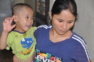 Xót thương người mẹ đơn thân bán hàng rong chăm con bại não