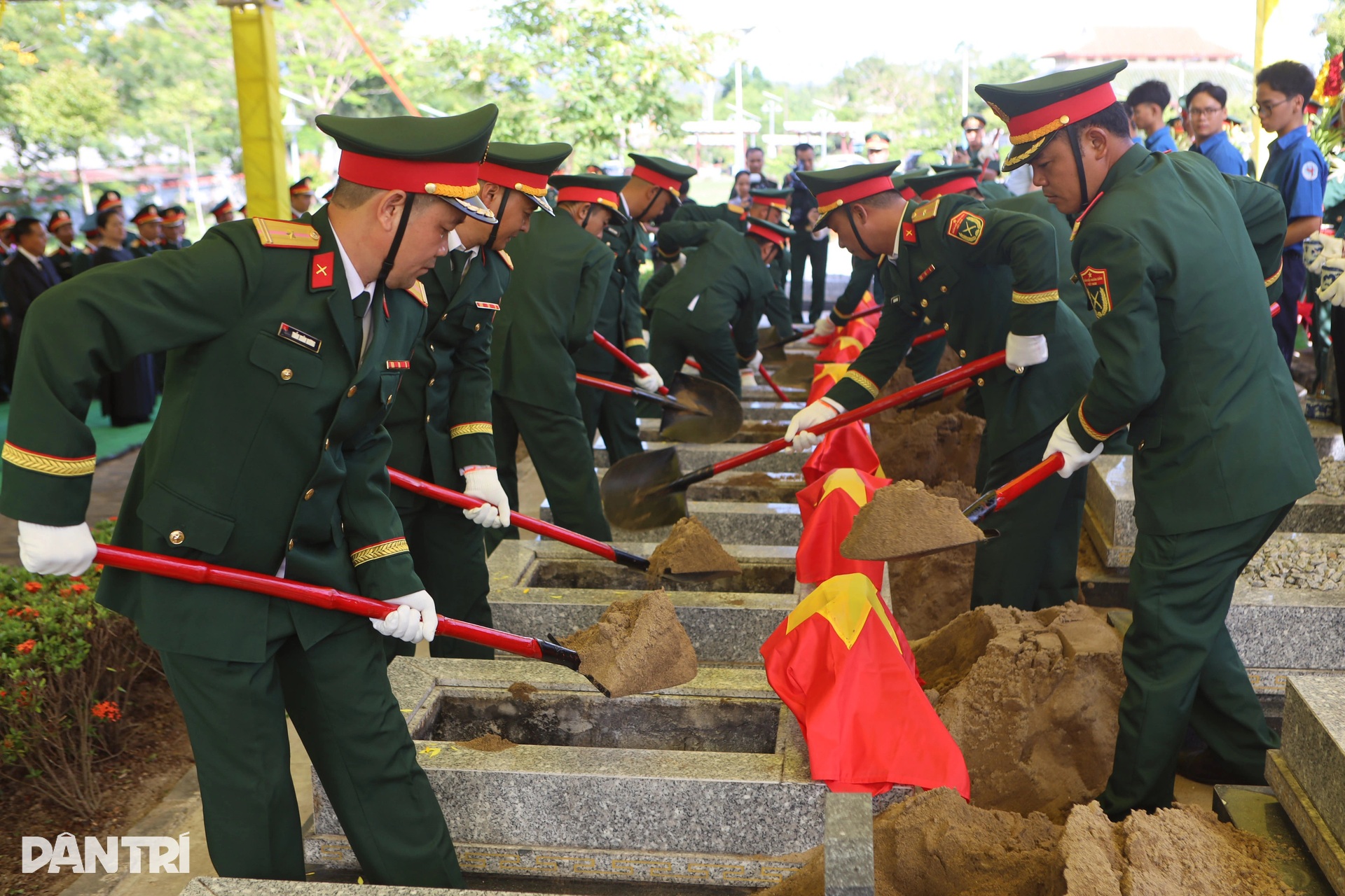 Truy điệu, an táng 8 hài cốt liệt sỹ trở về từ đất nước bạn Lào - 12