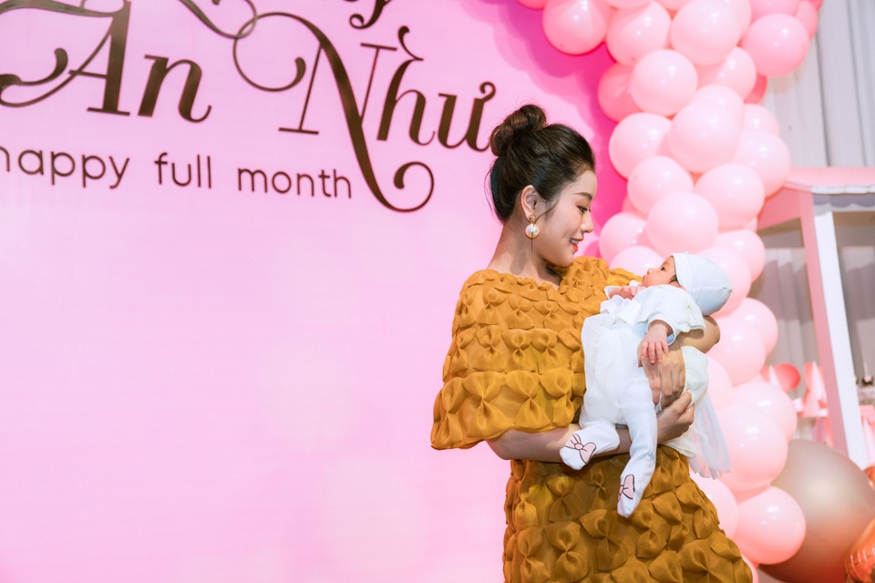 Sao mai Nguyễn Thu Hằng bất ngờ công bố đã sinh con dù chưa đám cưới - 6 Sao mai Nguyễn Thu Hằng bất ngờ công bố đã sinh con dù chưa đám cưới - 6