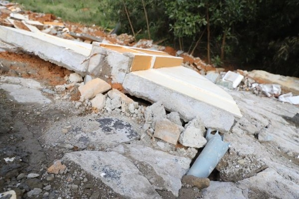 Đắk Lắk chỉ đạo làm rõ nguyên nhân sập trên 50 m tường bao trường mới xây - 4 Đắk Lắk chỉ đạo làm rõ nguyên nhân sập trên 50 m tường bao trường mới xây - 4