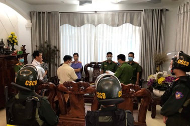 Công an bất ngờ khám xét một cây xăng, bắt khẩn cấp nữ giám đốc