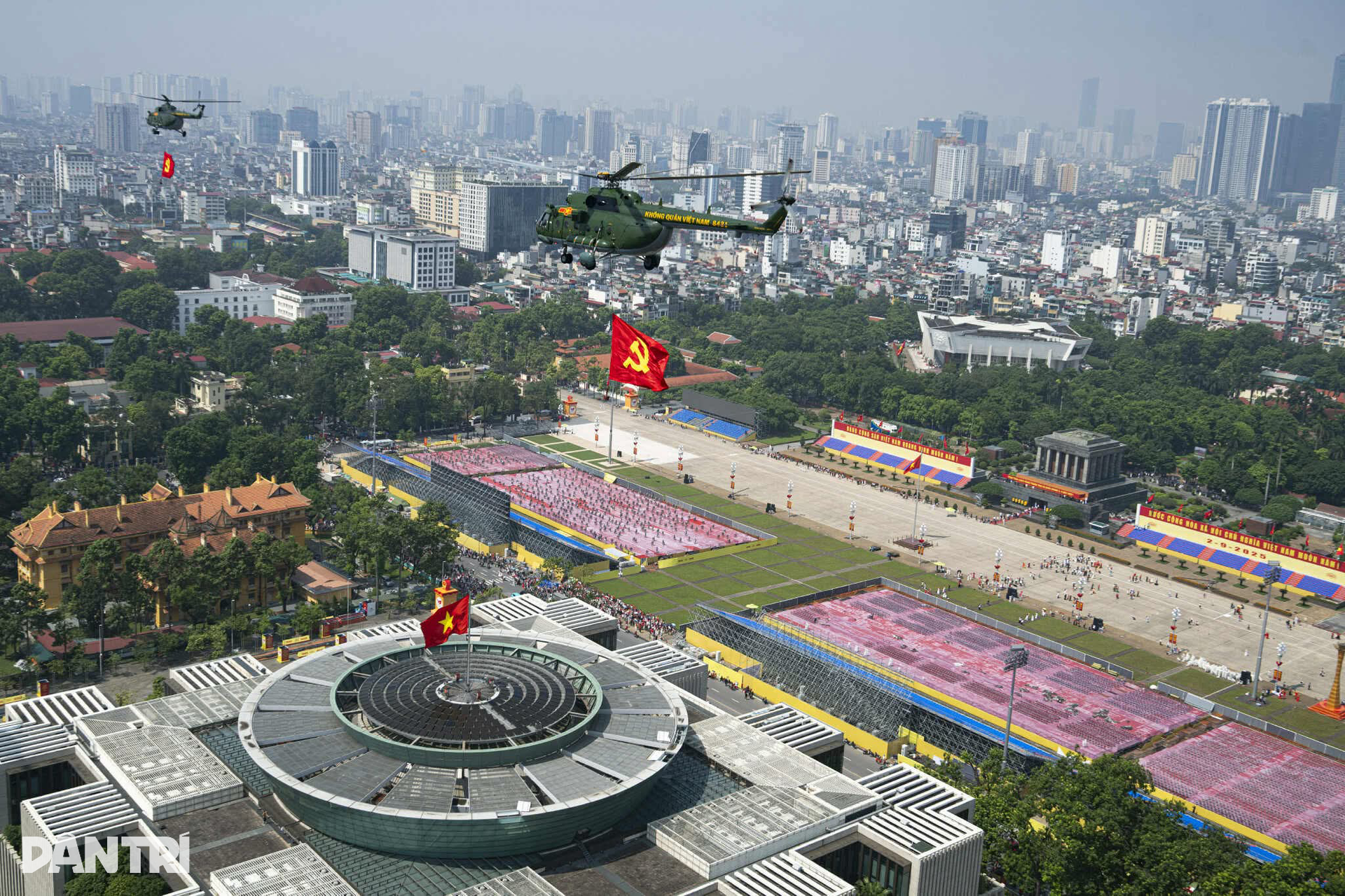 Hình ảnh 10 trực thăng Không quân Việt Nam kéo cờ trên Quảng trường Ba Đình - 7