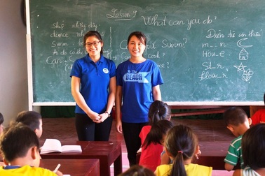Hai nữ sinh dạy học miễn phí cho học sinh nghèo suốt 4 năm hè