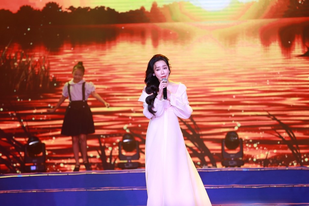 Глядачі були зворушені переглядом програми «Вдячні батьки», присвяченої фестивалю Ву Лан - 2 Khán giả xúc động xem chương trình Ơn nghĩa sinh thành mừng lễ Vu lan - 2