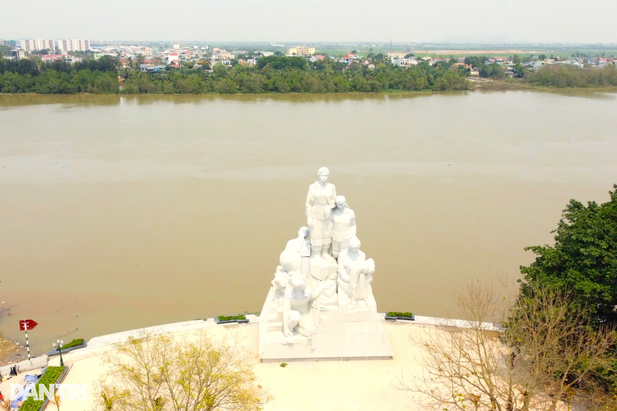 Tượng đài và khu tưởng niệm 64 giáo viên, học sinh hy sinh bên bờ sông Mã - 2 Tượng đài và khu tưởng niệm 64 giáo viên, học sinh hy sinh bên bờ sông Mã - 2