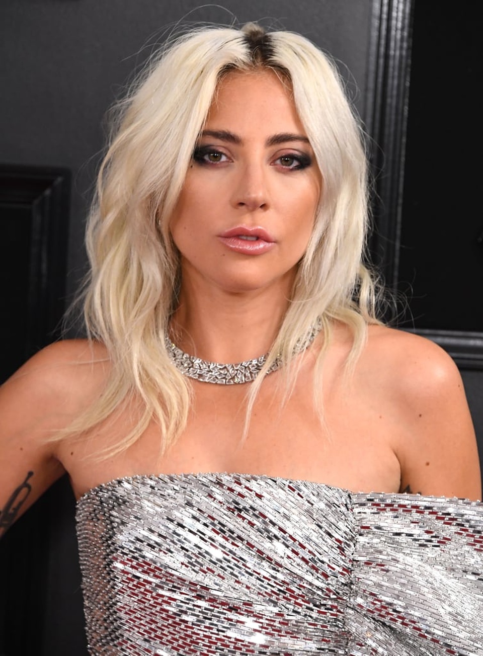 Lady Gaga tái xuất thanh lịch và khoe màu tóc mới - 6 Lady Gaga tái xuất thanh lịch và khoe màu tóc mới - 6