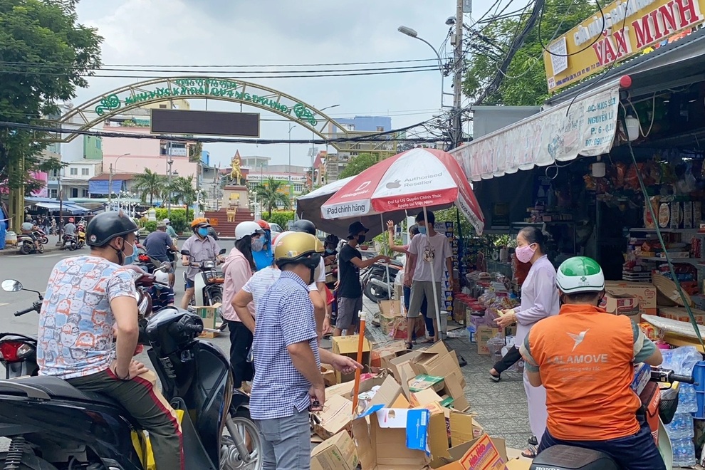 TPHCM: Cảnh xếp hàng dài ngoài siêu thị trong ngày có tin đồn thất thiệt - 12 TPHCM: Cảnh xếp hàng dài ngoài siêu thị trong ngày có tin đồn thất thiệt - 12