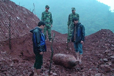 Bom "khủng" lộ thiên khi máy xúc sục sâu xuống 10m