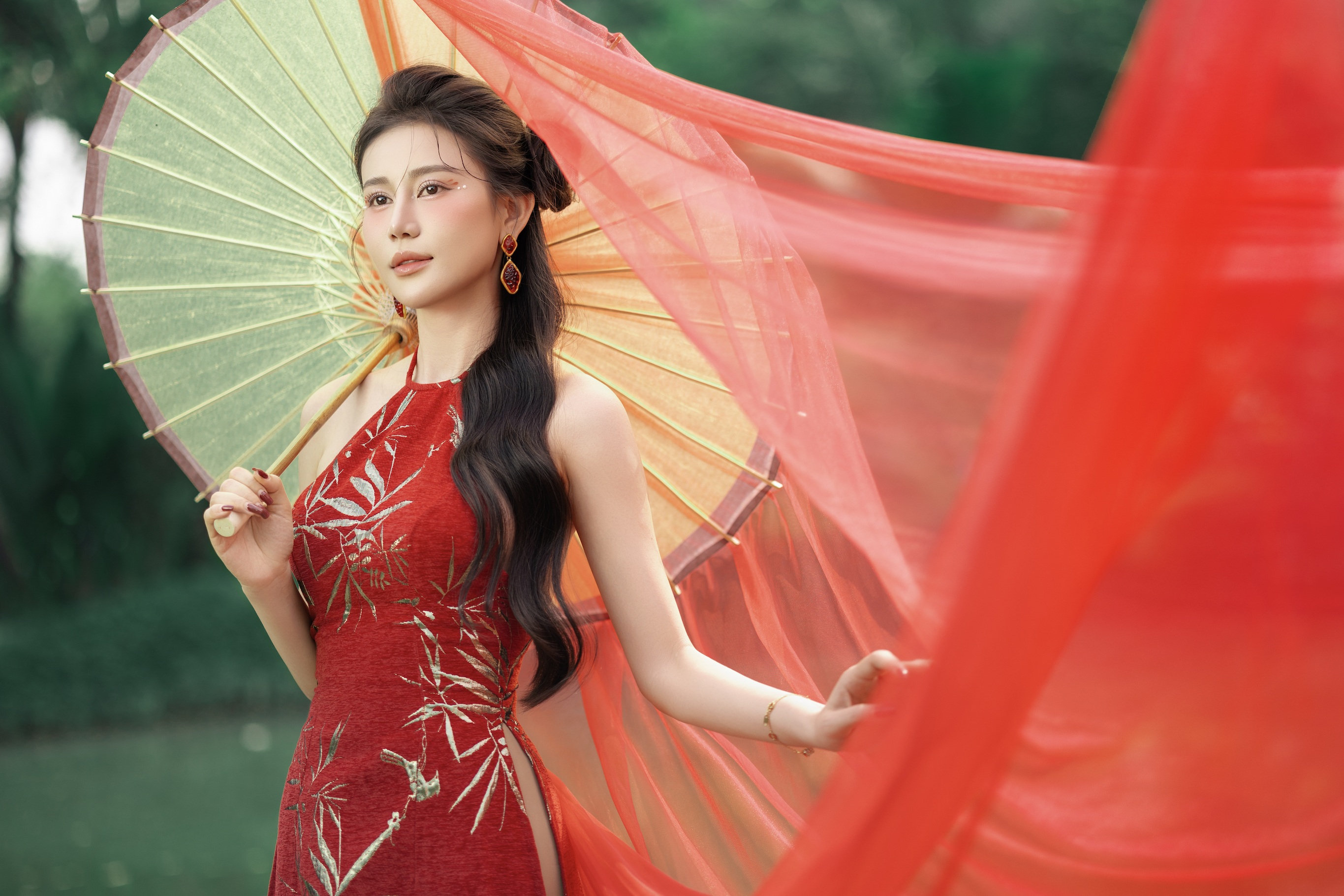 Cao Thuy Trang, ao dai ve ao yem giyerek figürünü sergileyen bir bahar hanımına dönüşüyor - 1 Cao Thùy Trang hóa nàng xuân khoe dáng với áo dài, áo yếm - 1