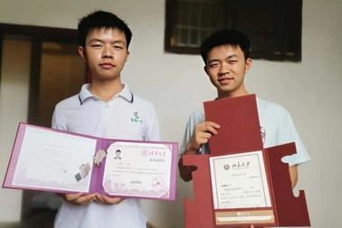 Cặp sinh đôi cùng đỗ hai đại học hàng đầu Trung Quốc