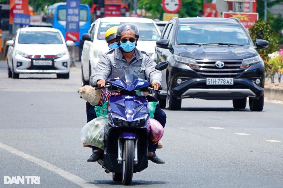 Người dân miền Tây lỉnh kỉnh hành lý trở lại TPHCM sau lễ - 9