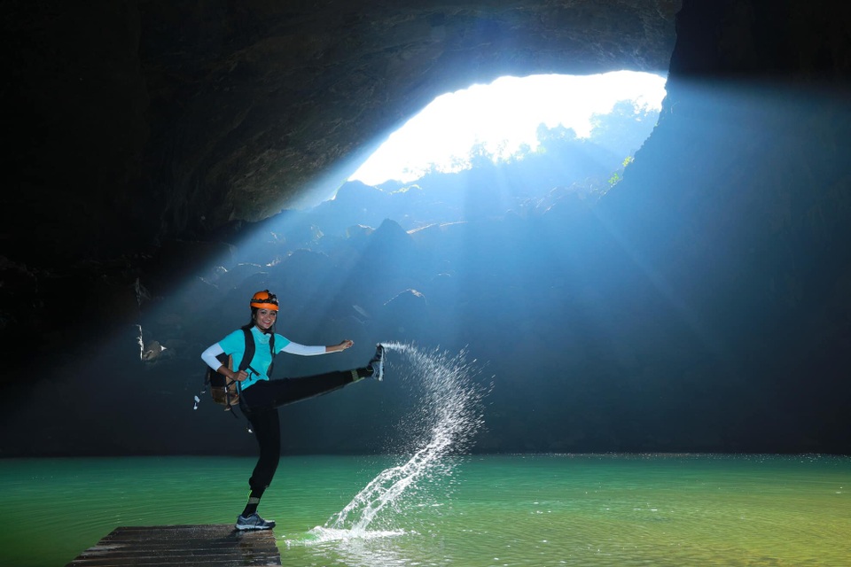 H’Hen Niê kể chuyện gặp ác mộng khi ngủ trong lòng hang Sơn Đoòng - 2 H’Hen Niê kể chuyện gặp ác mộng khi ngủ trong lòng hang Sơn Đoòng - 2