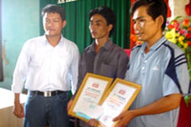 Biểu dương 2 “chiến sĩ” dũng cảm cứu người trên sông Ô Lâu