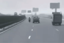 Xe máy đi lên cao tốc rồi xảy ra tai nạn liên hoàn, 2 người thương vong