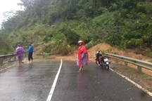 Sạt lở đất đá, 5 xã bị cô lập hoàn toàn