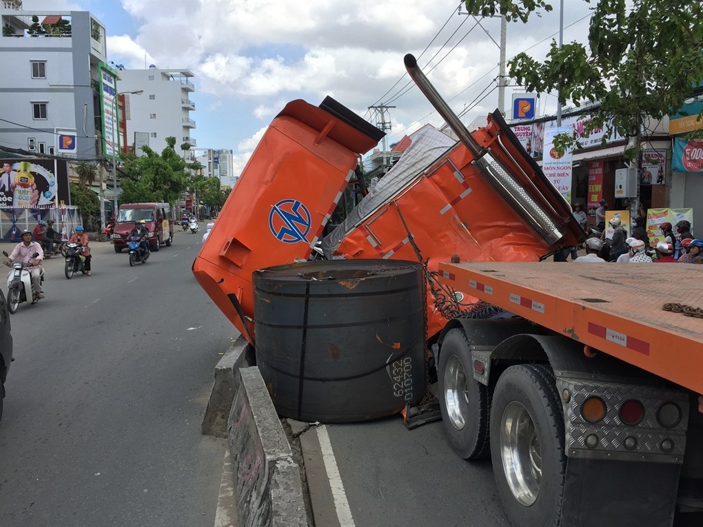 Ẩn họa từ xe chở thép cuộn luôn chực chờ, bao giờ mới có quy định xiết? - 3 Ẩn họa từ xe chở thép cuộn luôn chực chờ, bao giờ mới có quy định xiết? - 3