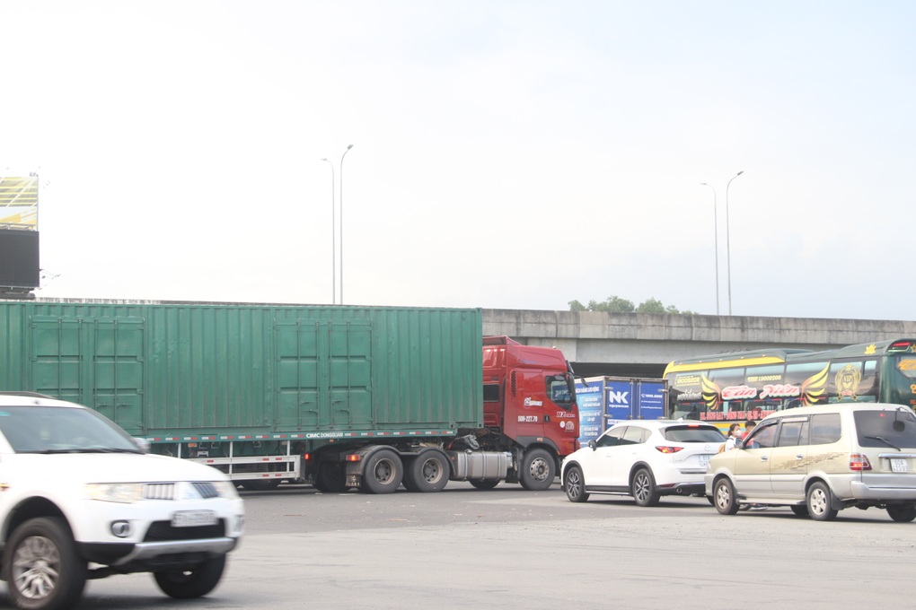 Nhiều tài xế bức xúc vì bị chặn lối lên cao tốc Long Thành - TPHCM - 2 Nhiều tài xế bức xúc vì bị chặn lối lên cao tốc Long Thành - TPHCM - 2