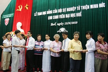 Thừa Thiên - Huế: 100 suất học bổng cho sinh viên nghèo hiếu học