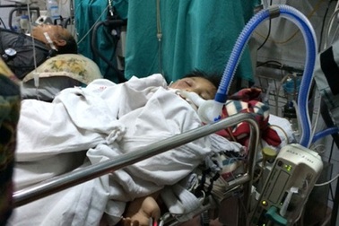 Tình trạng của bé trai bị bố đánh ngày càng xấu đi