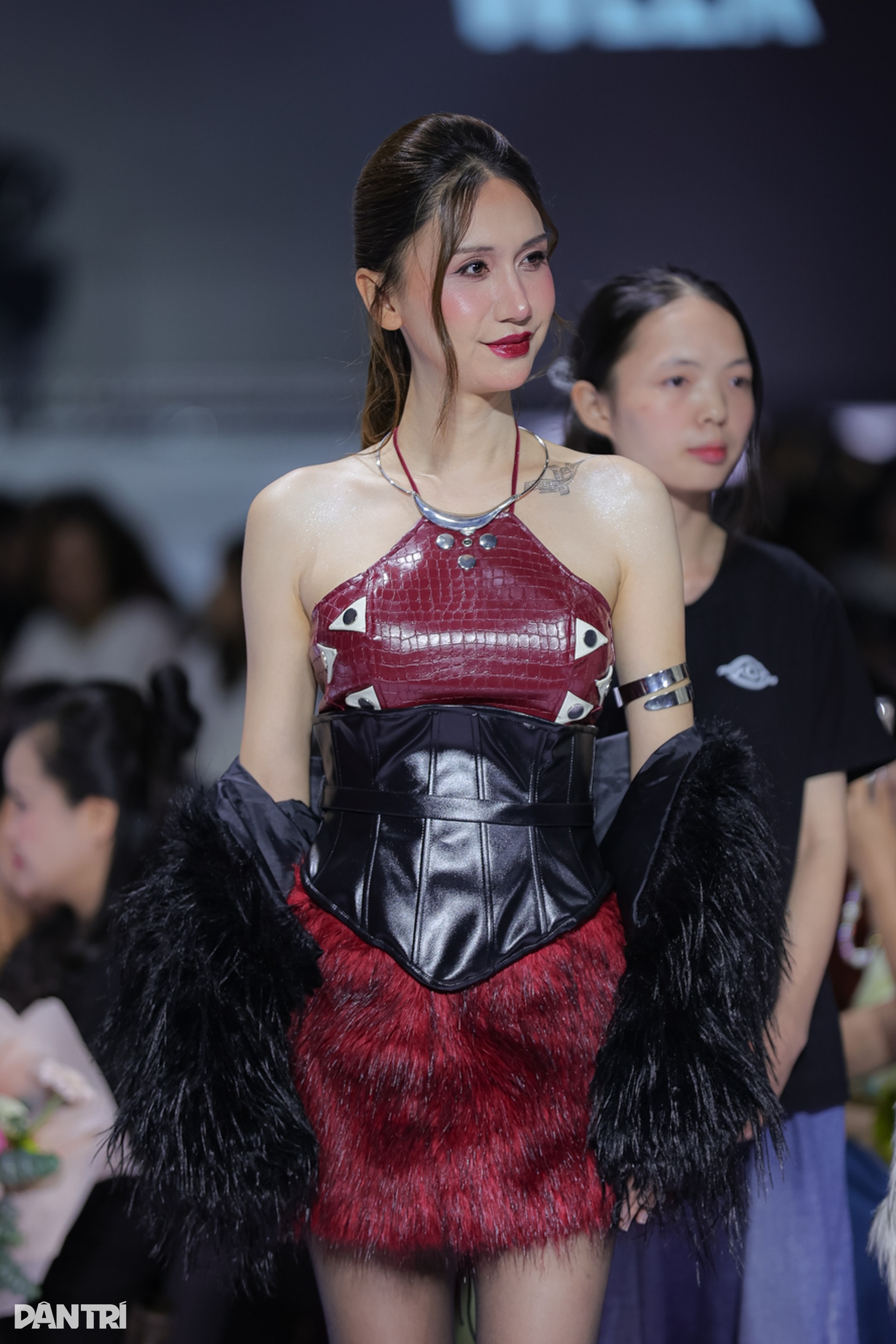 “Chị đẹp” Lynk Lee khoe nét nữ tính trên sàn diễn thời trang - 1