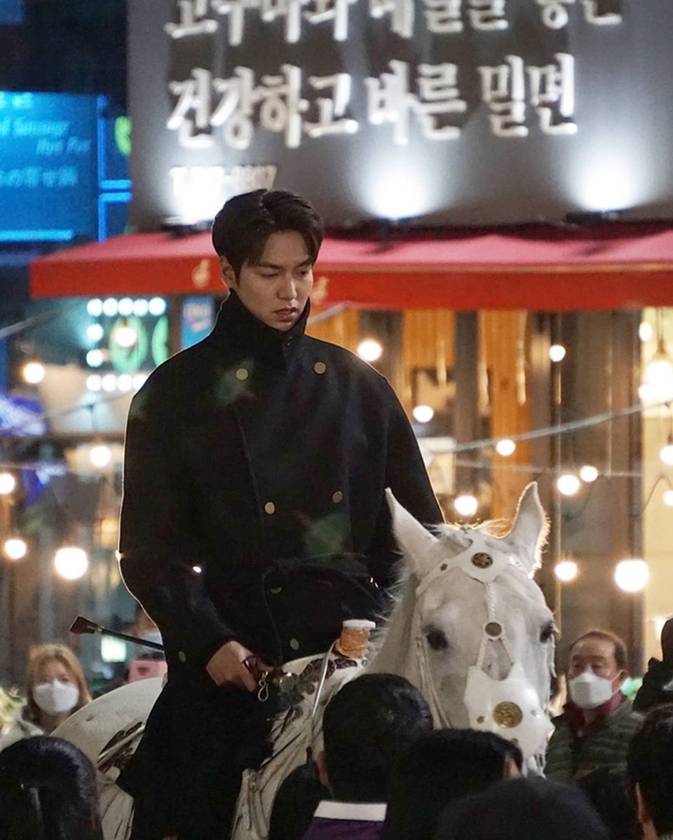 Lee Min Ho hút fan khi cưỡi ngựa trên đường phố - 4 Lee Min Ho hút fan khi cưỡi ngựa trên đường phố - 4