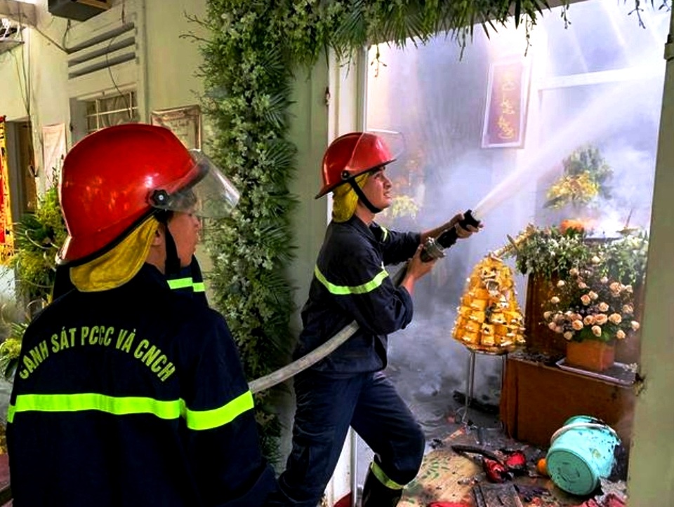 Đang tổ chức đám tang thì nhà bốc cháy - 1 Đang tổ chức đám tang thì nhà bốc cháy - 1