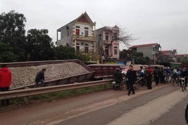 Xe tải đổ vào đường ray, 4 toa tàu lật nghiêng