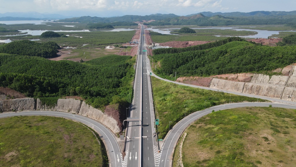 Tài xế than khổ khi đi trên chuỗi cao tốc hiện đại xuyên Quảng Ninh - 1 Tài xế than khổ khi đi trên chuỗi cao tốc hiện đại xuyên Quảng Ninh - 1