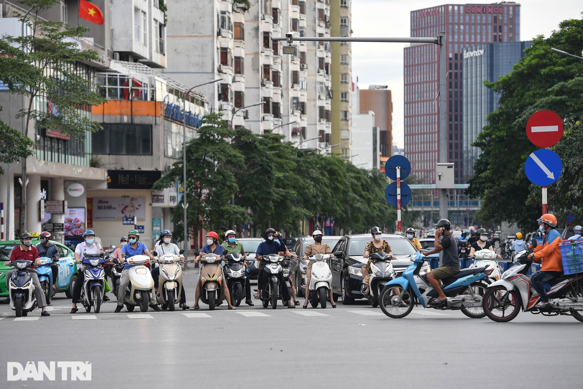 Đường phố Hà Nội bất ngờ đông đúc trở lại - 4 Đường phố Hà Nội bất ngờ đông đúc trở lại - 4