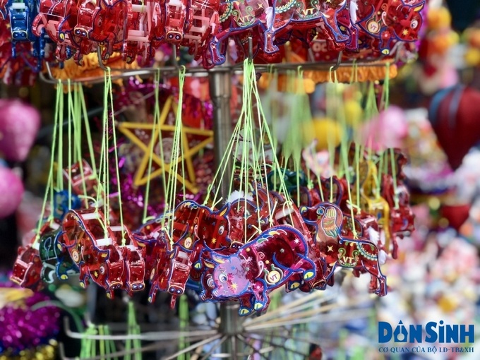 Những chiếc đèn lồng hinh con vật được làm bằng giấy bóng kính.