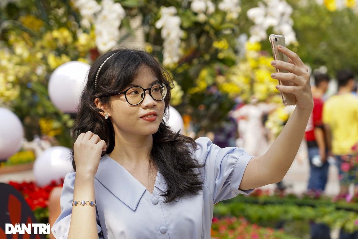 Giới trẻ nô nức tham quan Đường hoa Nguyễn Huệ trong ngày đầu mở cửa - 4 Giới trẻ nô nức tham quan Đường hoa Nguyễn Huệ trong ngày đầu mở cửa - 4